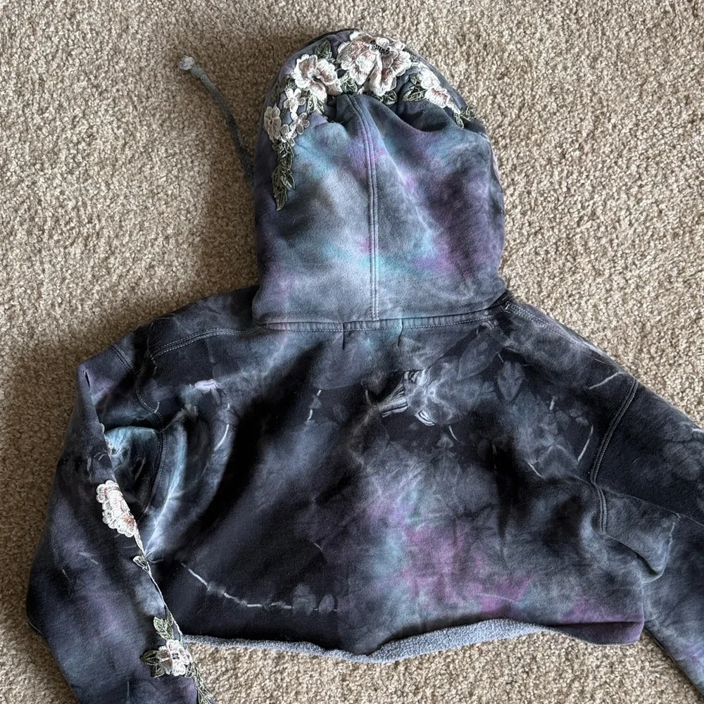Civil Regime Floral Embroidered Cropped Hoodie - Picture 7 of 8